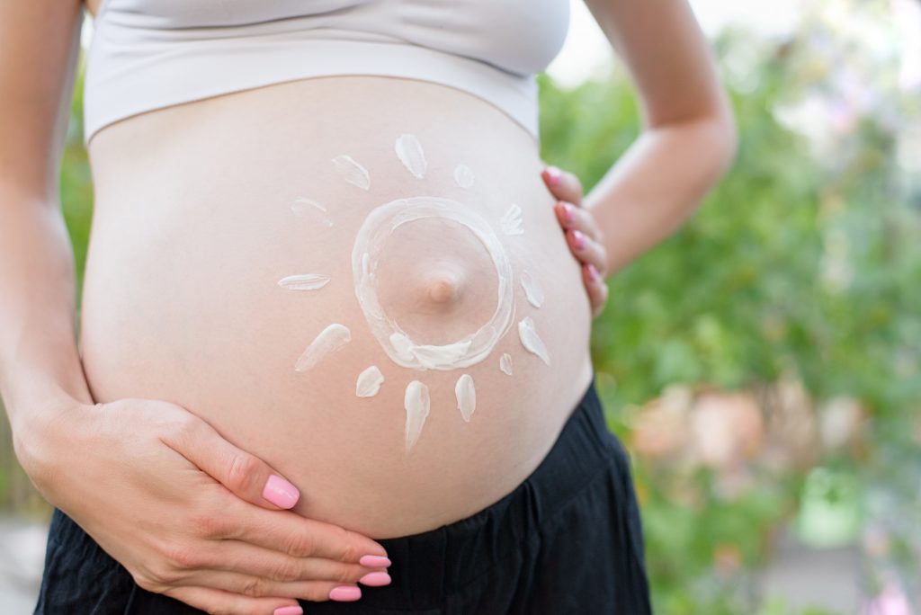 trudnica s nacrtanim suncem na stomaku